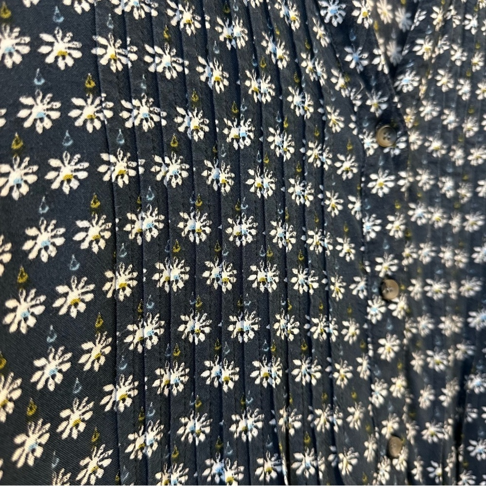 Elegant Navy Floral Blouse - Picture 3 of 8